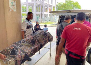 JENAZAH Siti Hawa yang meninggal dunia selepas kereta yang dipandunya terjunam ke dalam tali air dikebumikan di Tanah Perkuburan Islam Permatang Langsat, Kepala Batas, Pulau Pinang.-UTUSAN/SITI NUR MAS ERAH AMRAN