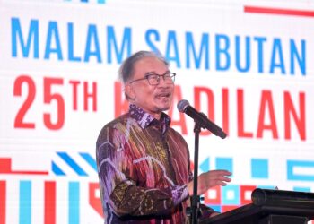 ANWAR Ibrahim berucap di sambutan ulang tahun ke-25 penubuhan PKR di Sentul Depot, malam ini. - UTUSAN/AMIR KHALID