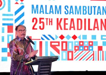 ANWAR Ibrahim berucap di sambutan ulang tahun ke-25 penubuhan PKR di Sentul Depot, malam ini.