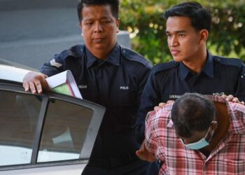 A. GANASEAN dibawa ke Mahkamah Majistret Kuala Lumpur bagi menghadapi pertuduhan menyamar sebagai Ketua Polis Johor untuk lepaskan 11 tahanan. - UTUSAN/SADDAM YUSOFF
