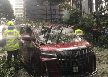 Pokok tumbang nyaris hempap Lexus bawa Ketua Menteri Melaka, Datuk Seri Ab. Rauf Yusoh dalam kejadian di Jalan Pinang berhadapan Kuwait Bank, di sini petang ini.