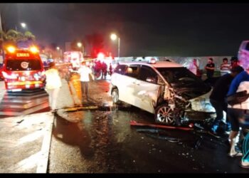 KEADAAN empat buah kenderaan yang terlibat dalam kemalangan di Lebuhraya Tun Dr. Lim Chong Eu, George Town, Pulau Pinang.-GAMBAR IHSAN JBPM PULAU PINANG