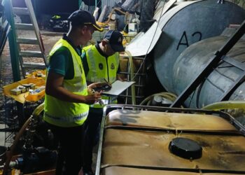 DUA anggota KPDN Pulau Pinang memeriksa sebuah tangki dipercayai berisi diesel bersubsidi yang cuba diseleweng di sebuah stor tidak bernombor di Jalan Bagan Lalang, Butterworth, Pulau Pinang.