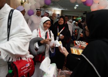 JEMAAH haji kumpulan pertama dan kedua yang tiba di Mekah disambut meriah ketika tiba di hotel, semalam.