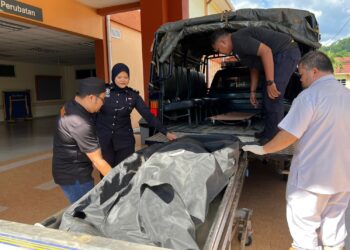 MAYAT salah seorang mangsa dihantar untuk proses bedah siasat di Jabatan Forensik Hospital Gua Musang, Kelantan hari ini-UTUSAN/AIMUNI TUAN LAH.