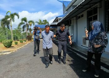 ANIS Abdul Aziz dibawa ke Mahkamah Majistret Kuala Pilah hari ini selepas mengaku bersalah mencuri wang milik sebuah kedai serbaneka dalam kejadian di sebuah bank di Kuala Pilah pada Mac lalu.-UTUSAN/NOR AINNA HAMZAH.