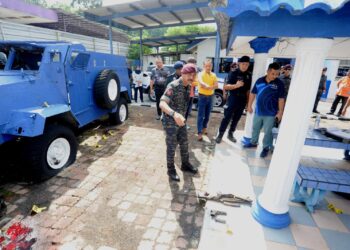 RAZARUDIN Husain melihat senjata yang digunakan oleh suspek menembak anggota polis dalam insiden serangan di Balai Polis Ulu Tiram, Johor Bahru baru-baru ini.