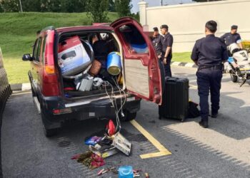 PERODUA Kembara yang dinaiki dua suspek ketika cuba menceroboh Istana Negara, semalam.