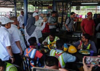 NGA Kor Ming melakukan tinjauan di Medan Selera Sultan Muhammad, Batu Berendam, Melaka. - UTUSAN/SYAFEEQ AHMAD