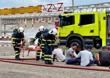 BEBERAPA pihak termasuk agensi kerajaan, badan berkanun, badan sukarela serta swasta mengambil bahagian dalam simulasi bencana industri yang berlangsung di Terminal Kargo Pukal (PBCT), Butterworth, Pulau Pinang.-UTUSAN/SITI NUR MAS ERAH AMRAN