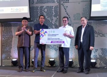 MOHAMAD Abdul Hamid (dua dari kanan) menerima replika cek serahan zakat daripada wakil usahawan ZPP di majlis apresiasi usahawan zakat ZPP 2024, di Bayan Lepas, Pulau Pinang.