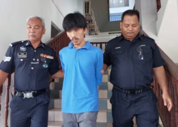 TERTUDUH yang juga warga Indonesia dihadapkan ke Mahkamah Majistret, Ayer Keroh, Melaka atas pertuduhan berkomunikasi secara seksual dengan seorang remaja perempuan bawah umur. - UTUSAN/MUHAMMAD SHAHIZAM TAZALI