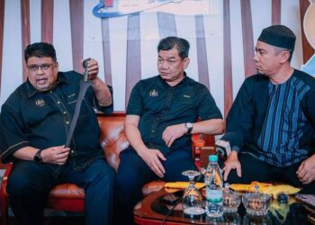 AB. RAUF Yusoh (kiri) menunjukkan keris sundang dipercayai milik Hang Tuah yang diserahkan Mohd. Amin Tun Ahmad (kanan) pada Majlis Penyerahan Artifak Laksamana Hang Tuah di Ayer Keroh, Melaka.