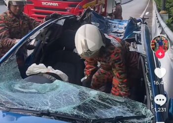 TANGKAP layar anggota bomba sedang menyelamatkan mangsa yang tersempit selepas kereta dihempap tayar lori. - Sumber media sosial