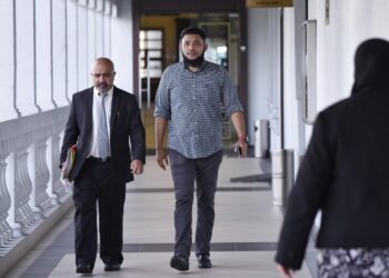 WAN Muhammad Azri Wan Deris (kanan) hadir di Mahkamah Sesyen Kuala Lumpur bagi keputusan representasi berkaitan pertuduhan mengeluarkan kenyataan menghasut berhubung isu Israel. UTUSAN/M. FIRDAUS M. JOHARI.