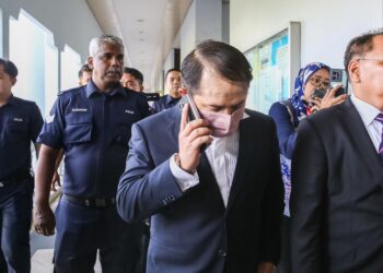 SAYED Amir Muzzakkir Al Sayed Mohamad hadir di Mahkamah Sesyen Kuala Lumpur bagi menghadapi pertuduhan menerima rasuah RM350,000. UTUSAN/M. FIRDAUS M. JOHARI