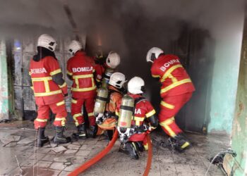 SEPASUKAN anggota bomba bertungkus-lumus memadam kebakaran di rumah kedai dua tingkat yang mengorbankan tiga beranak di Balik Pulau, Pulau Pinang