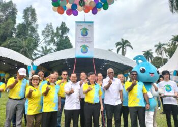 CHOW Kon Yeow (tengah) ketika merasmikan Hari Air Sedunia 2024, di Taman Rekreasi Bukit Dumbar, Pulau Pinang.-UTUSAN/SAFINA RAMLI