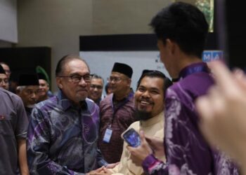 ANWAR Ibrahim bersalaman dengan orang ramai ketika Majlis Perasmian Konvensyen Madani 2024 di Ayer Keroh, Melaka.