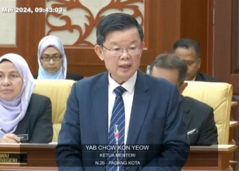 CHOW Kon Yeow ketika ketika menjawab soalan Lee Khai Loon (PKR-Machang Bubuk) mengenai punca pelabur IC memilih Selangor untuk melabur berbanding Pulau Pinang semasa sidang DUN Pulau Pinang, hari ini.