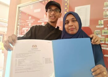 MUHAMMAD Huzaifah Raja Siraj Mohideen (kiri) bersama ibunya, Azizah Abdul Wahab ketika ditemui di SMK Bukit Jambul, George Town, Pulau Pinang hari ini.