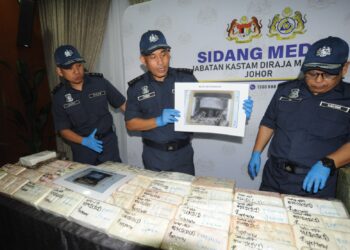 Aminul Izmeer Mohd. Sohaimi menunjukkan dadah jenis kokain bernilai RM10.3  juta yang disembunyikan di ruang pendingin hawa kontena berjaya dirampas pada sidang media di Menara Kastam, Johor Bahru. UTUSAN/RAJA JAAFAR ALI