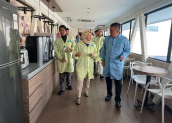 NANCY Shukri (tengah) ketika melawat kilang Flextronics di Perai, Pulau Pinang.-UTUSAN/SITI NUR MAS ERAH AMRAN