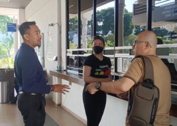 SARAH Phoon (tengah) didenda sebanyak RM2,000 selepas mengaku bersalah memiliki 102 unit peralatan lucah berupa mainan seks di Mahkamah Majistret Balik Pulau, hari ini.