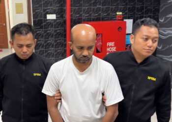 MD. Sabber Rahman (tengah) ketika tiba di pekarangan Mahkamah Sesyen Butterworth, Pulau Pinang, hari ini.-UTUSAN/SITI NUR MAS ERAH AMRAN