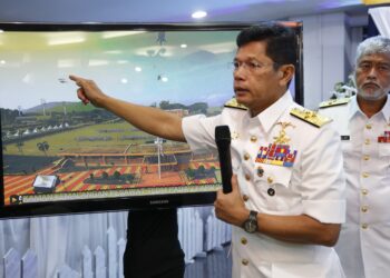 Panglima Tentera Laut, Laksamana Tan Sri Abdul Rahman Ayob, menunjukkan titik impak nahas kedua-dua pesawat itu pada sidang akhbar di sini hari ini.