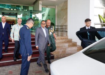 Mohamed Khaled Nordin memulakan lawatan rasmi ke Singapura hari ini, sempena mesyuarat Menteri-menteri Pertahanan (FDMM) Perjanjian Pertahanan Lima Negara (FPDA) ke-12 yang dijadual berlangsung esok.