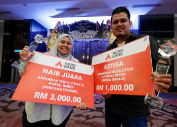 Dua anugerah yang dimenangi oleh wartawan Utusan Malaysia dan Kosmo! pada Malam Anugerah Media Agrobank di Petaling Jaya, semalam. - UTUSAN/SHIDDIEQIIN ZON