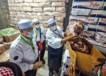 SYED Saleh ketika meninjau satu daripada dapur syarikat pengendali makanan yang dilantik Tabung Haji di Mekah, Arab Saudi semalam.