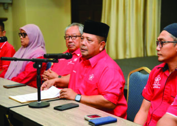 ABU Bakar Hamzah (bersongkok) dalam sidang akhbar bagi menjelaskan tentang kemelut yang didakwa melanda kepemimpinan Bersatu dan Pas Perlis di Kangar, semalam. – UTUSAN/IZLIZAN OTHMAN