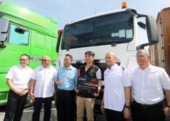 ARMIZAN Mohd. Ali (dua dari kanan) bersama wakil syarikat pengangkutan yang menerima kad fleet Sistem Kawalan Diesel Bersubsidi (SKDS) 2.0 di Lebuh raya Grand Sepadu di Klang, Selangor, semaalam. – UTUSAN/ISKANDAR SHAH MOHAMED