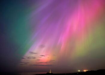 AURORA borealis dilihat semasa ribut geomagnet di langit Grimsby di Lincolnshire, England
-AFP