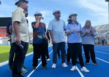 HANNAH Yeoh (dua dari kanan) turun padang bagi meninjau keadaan di Stadium Tuanku Syed Putra, Kangar, Perlis, yang selesai menjalani proses naik taraf.-UTUSAN/ASYRAF MUHAMMAD