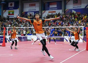 Reaksi pemain sepak takraw kebangsaan, Muhammad Haziq Hairul Nizam, Mohamad Azlan Alias serta Farhan Adam selepas menewaskan pasukan Thailand pada perlawanan akhir acara regu Piala Dunia Sepaktakraw ISTAF 2024 di Stadium Titiwangsa, Kuala Lumpur, kelmarin. Malaysia menang 15-8, 15-12. – UTUSAN/AMIR KHALID