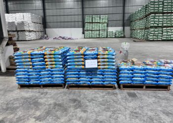 SEJUMLAH 645.75 tan metrik pelbagai gred beras termasuk beras putih import (BPI) yang dianggarkan bernilai RM2.1 juta dirampas di sebuah gudang di Sibu, Sarawak. - GAMBAR KPKM