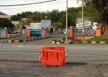 KEADAAN laluan hadapan masjid membimbangkan ahli jemaah dan musafir melintas di Jalan Jerantut-Temerloh di Jerantut, Pahang. - UTUSAN/HARIS FADILAH AHMAD