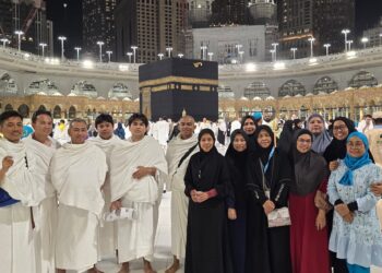 Peserta Konvoi Jelajah Silaturahim Malaysia ke Mekah 2024 bergambar di depan Kaabah ketika menunaikan umrah.