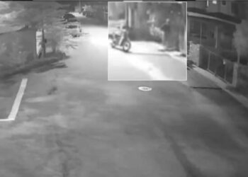 RAKAMAN CCTV seorang lelaki mencuri pakaian dalam seorang wanita di sebuah rumah di Taman Melor 2, Teluk Intan hari ini. - UTUSAN