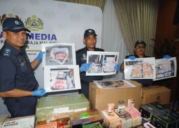 Aminul Izmeer Mohd Sohaimi (tengah) menunjukkan gambar daging sejuk beku bernilai RM2.1  juta yang dirampas dalam sidang media di Menara Kastam, Johor Bahru. -  UTUSAN/RAJA JAAFAR ALI