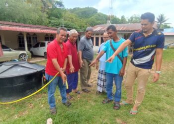 PENDUDUK Kampung Pulau Sayak, Sungai Petani, Kedah menunjukkan ketiadaan bekalan air paip.