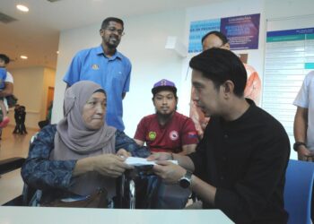 ADAM Adli Abd. Halim menyampaikan sumbangan Majlis Sukan Negara (MSN) berupa Skim Khairat Atlet Kebangsaan kepada Saloma Ramli, ibu Siti Nurul Masyitah Md. Elias yang cedera parah akibat dirempuh sebuah kereta dipandu lelaki mabuk ketika menziarahi keluarga mangsa di Hospital Colombia Asia, Iskandar Puteri.