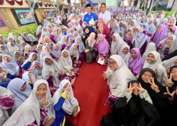 FADHLINA Sidek bergambar bersama pelajar Sekolah Menengah Kebangsaan Agama Perempuan Alawiyah, Kangar, Perlis semasa kunjungannya hari ini.- UTUSAN/ASYRAF MUHAMMAD