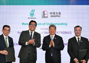 PRESIDEN dan Ketua Pegawai Eksekutif Petronas, Tan Sri Tengku Muhammad Taufik (dua dari kiri), bersama Pengerusi Sinopec Group, Ma Yongsheng (dua dari kanan) pada majlis menandatangani perjanjian strategik antara Petronas dan Sinopec.