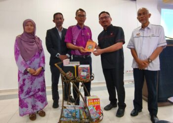 NOOR Amin Ahmad (dua dari kanan) menyerahkan buku projek Inisiatif Belanjawan 2023 kepada Pengarah Jabatan Pendidikan Perlis, Rose Aza Che Ariffin di Sektor Sumber Teknologi Pendidikan, Kangar, Perlis, semalam UTUSAN/SYED AZLAN SAYID HIZAR