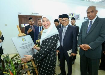 FADHLINA Sidek menandatangani plak perasmian Sudut Pemikiran Dato’ Dr. Siddiq Fadzil di USAS Kuala Kangsar hari ini. - UTUSAN/MUHAMAD NAZREEN SYAH MUSTHAFA