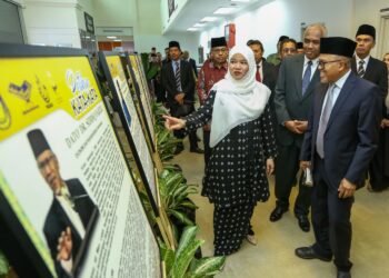 FADHLINA Sidek melawat pameran di Perpustakaan Raja Ashman Shah pada Seminar dan Sudut Pemikiran Dato'  Dr. Siddiq Fadzil di USAS Kuala Kangsa hari ini. - UTUSAN/MUHAMAD NAZREEN SYAH MUSTHAFA